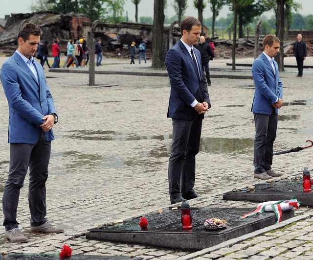 Miroslav Klose, Oliver Bierhoff und Ph...links) in der Gedenksttte Auschwitz.   | Foto: dapd