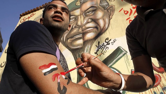 Auf dem Tahrir-Platz lsst sich ein Ma...len Militrherrscher Hussein Tantawi.   | Foto: AFP