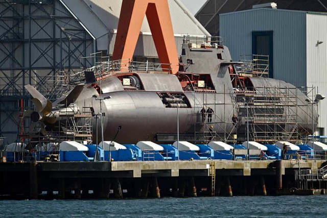 Ein im Bau befindliches U-Boot der Dol...inem Kieler Werftgelnde (Archivfoto).  | Foto: dapd