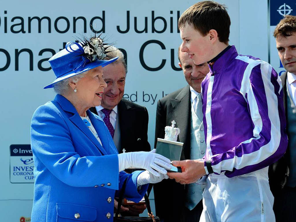 Eine besondere Ehre fr Joseph O’Brien (r.): Die Queen berreicht ihm den Siegerpokal im Diamond Jubilee Coronation Cup.