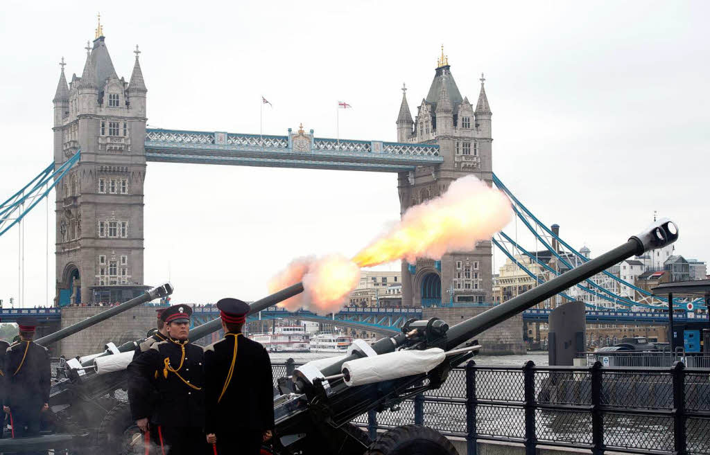 Und noch ein Salut, diesmal  in Front der Tower Bridge.