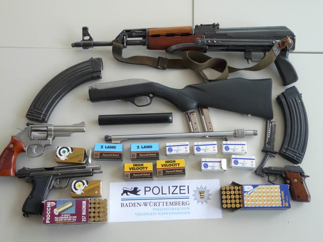 Eine Auswahl der sichergestellten Waffen.   | Foto: dpa / Polizeidirektion Villingen-Schwenningen