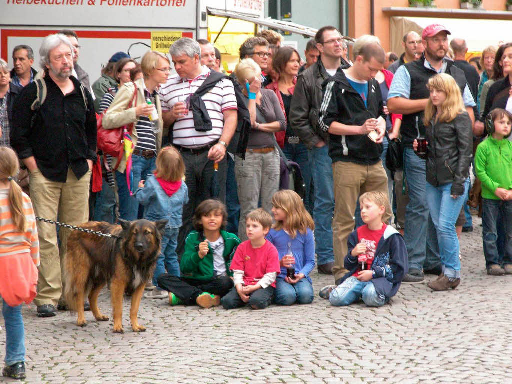 Beste Stimmung bei voller Lautstrke und vollen Glsern: Drei Tage lang war in Staufen bei Wein und Musik wieder vieles geboten,