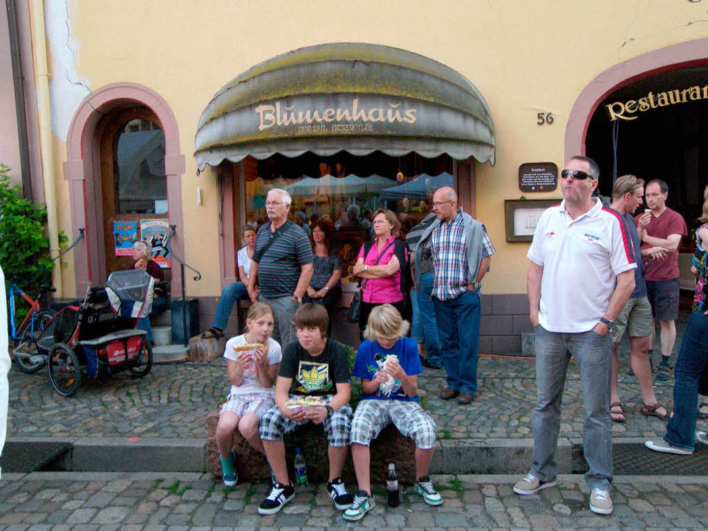 Beste Stimmung bei voller Lautstrke und vollen Glsern: Drei Tage lang war in Staufen bei Wein und Musik wieder vieles geboten,