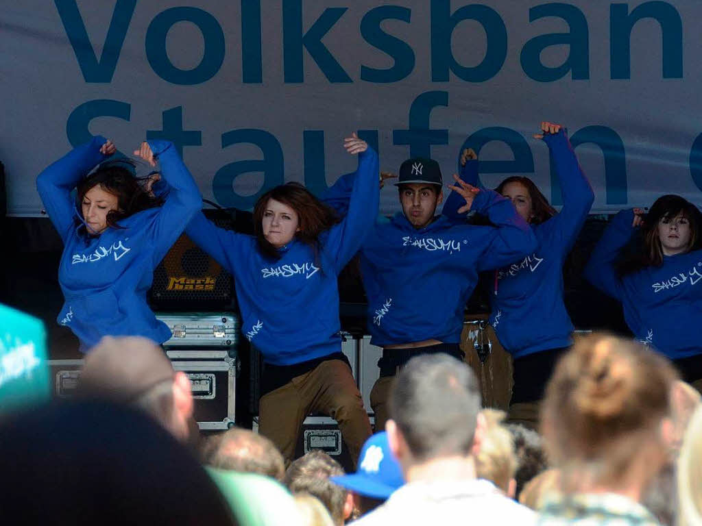 Fetzige Akrobatik zu heien Rhythmen auf der Marktplatzbhne im Staufen