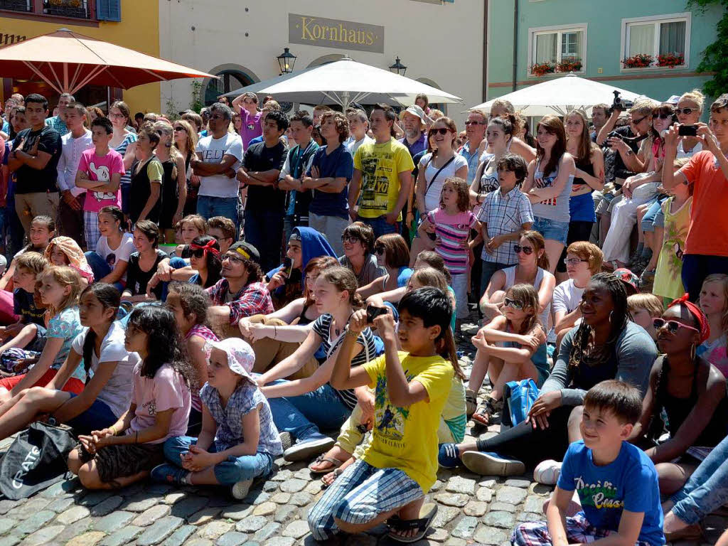 Fetzige Akrobatik zu heien Rhythmen auf der Marktplatzbhne im Staufen