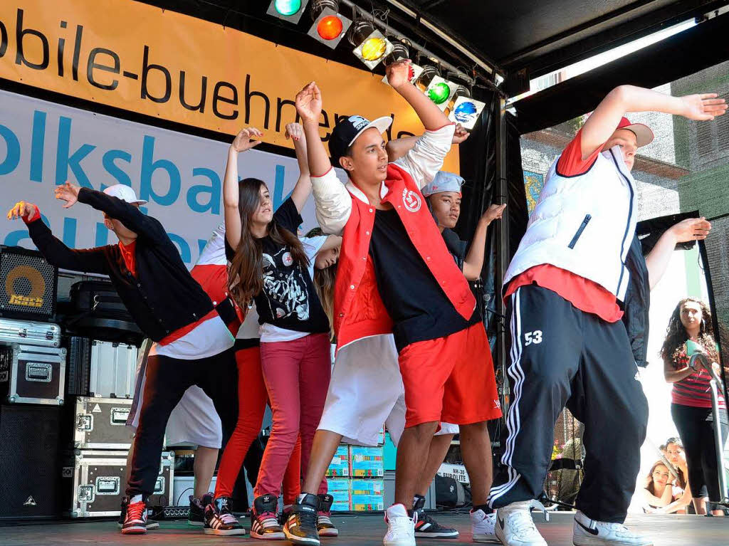 Fetzige Akrobatik zu heien Rhythmen auf der Marktplatzbhne im Staufen