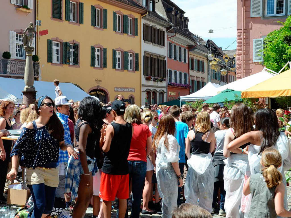 Fetzige Akrobatik zu heien Rhythmen auf der Marktplatzbhne im Staufen