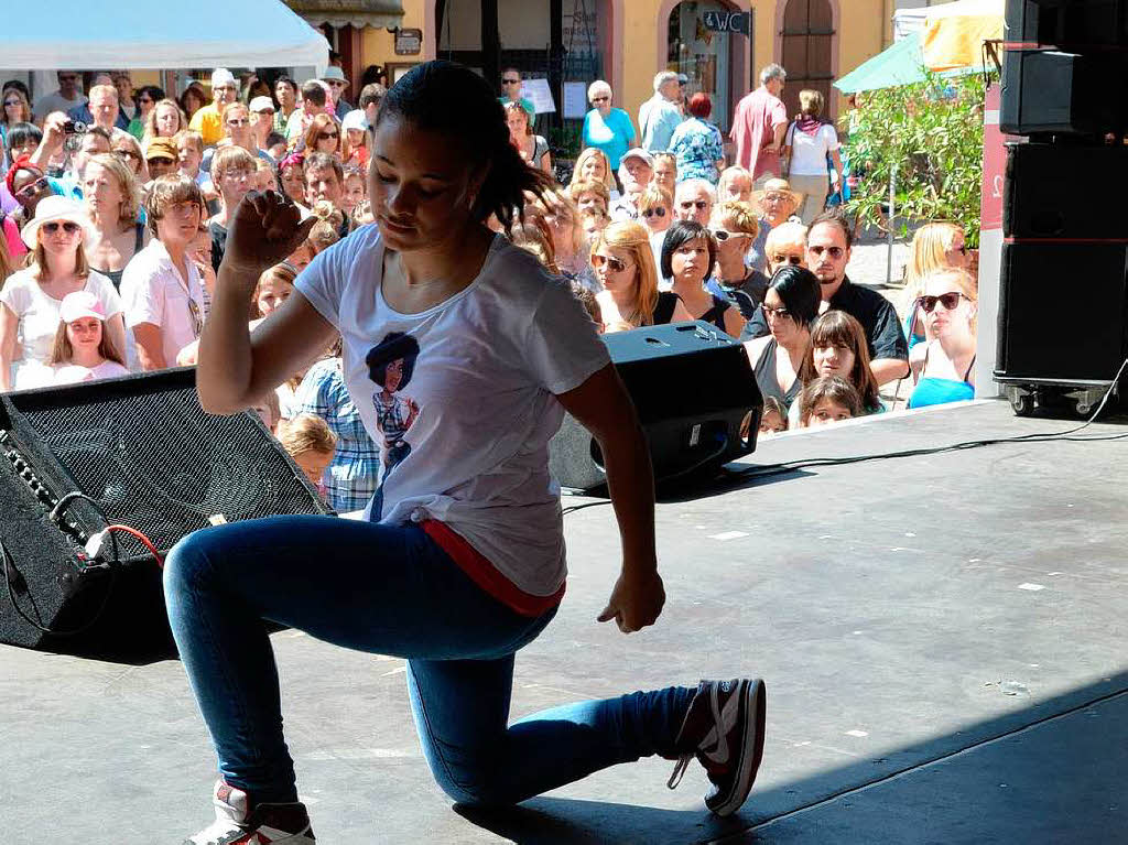 Fetzige Akrobatik zu heien Rhythmen auf der Marktplatzbhne im Staufen