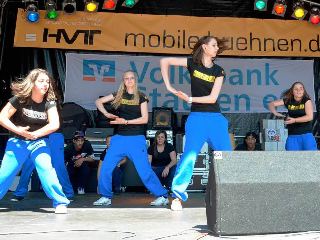 Fetzige Akrobatik zu heien Rhythmen auf der Marktplatzbhne im Staufen