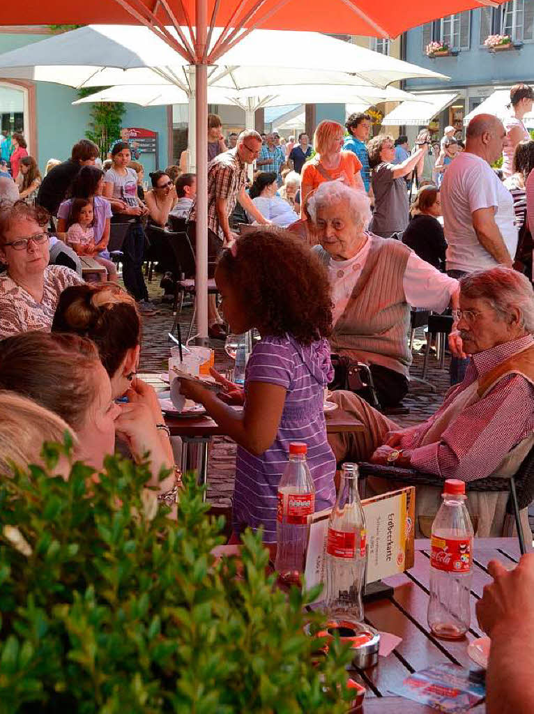 Fetzige Akrobatik zu heien Rhythmen auf der Marktplatzbhne im Staufen