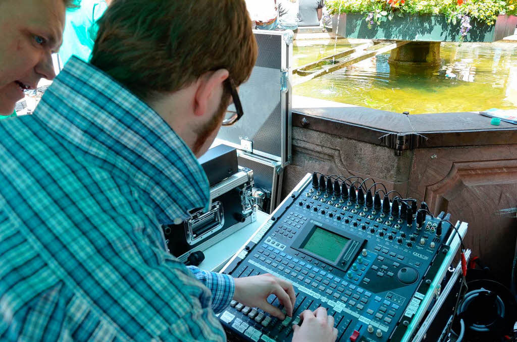 Fetzige Akrobatik zu heien Rhythmen auf der Marktplatzbhne im Staufen