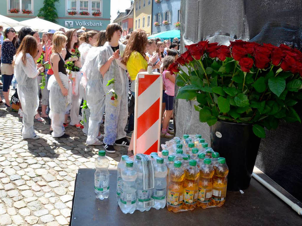 Fetzige Akrobatik zu heien Rhythmen auf der Marktplatzbhne im Staufen