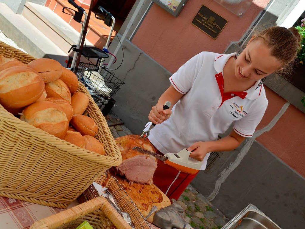 Fetzige Akrobatik zu heien Rhythmen auf der Marktplatzbhne im Staufen