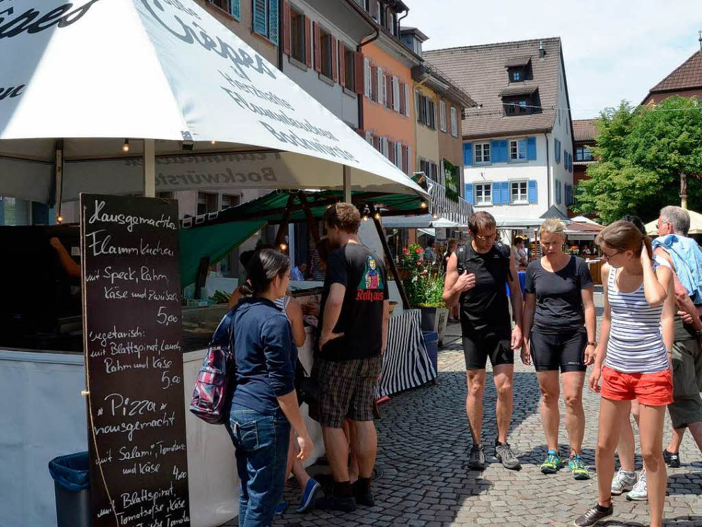 Fetzige Akrobatik zu heien Rhythmen auf der Marktplatzbhne im Staufen