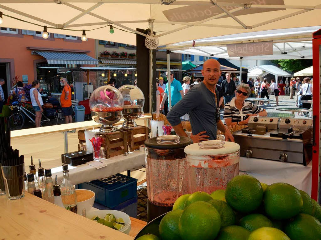 Fetzige Akrobatik zu heien Rhythmen auf der Marktplatzbhne im Staufen