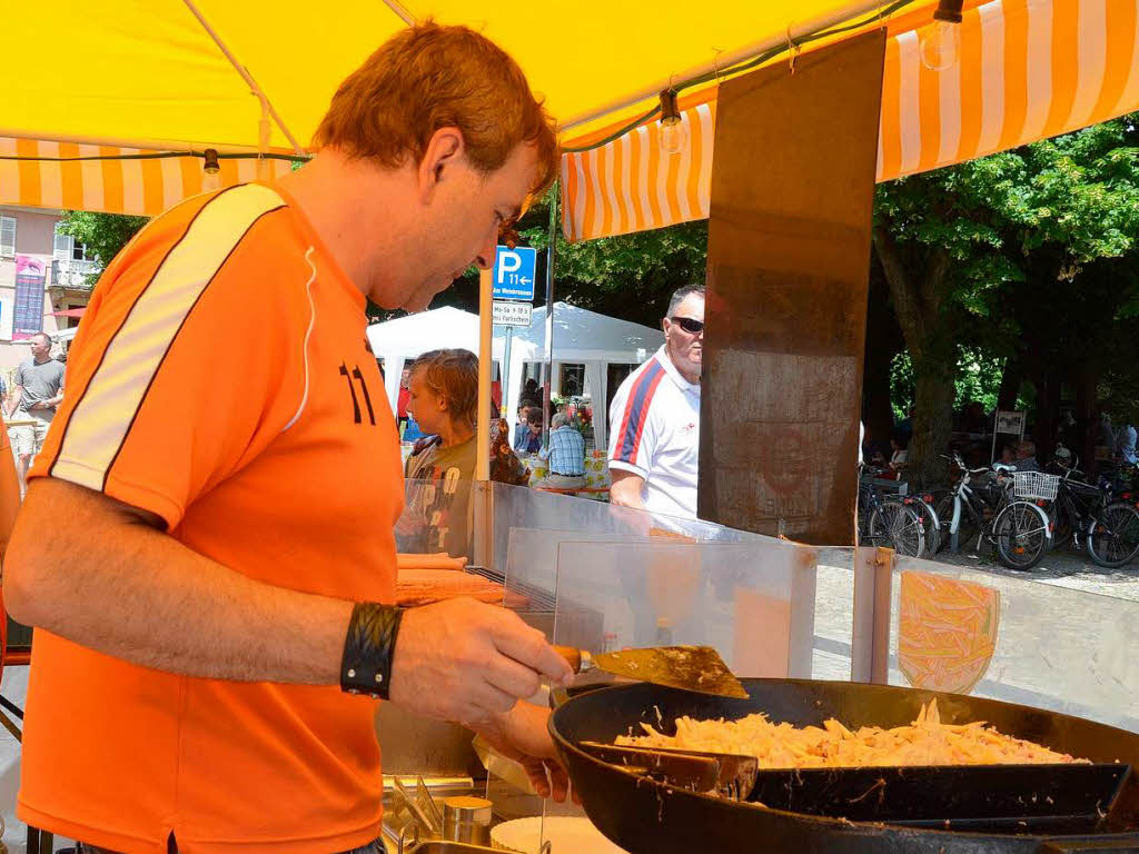 Fetzige Akrobatik zu heien Rhythmen auf der Marktplatzbhne im Staufen