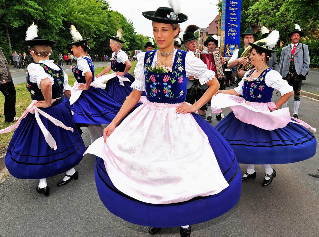 Zum Tanz fliegen die Rcke der Tracht der Frauen aus der "Folkloretanzgruppe Kpenick