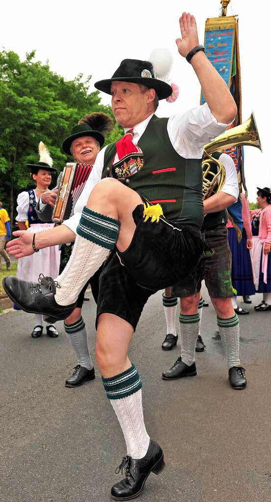 Einen Schuhplattler tanzen die Mitglieder aus dem "Verein der Bayern in Berlin"