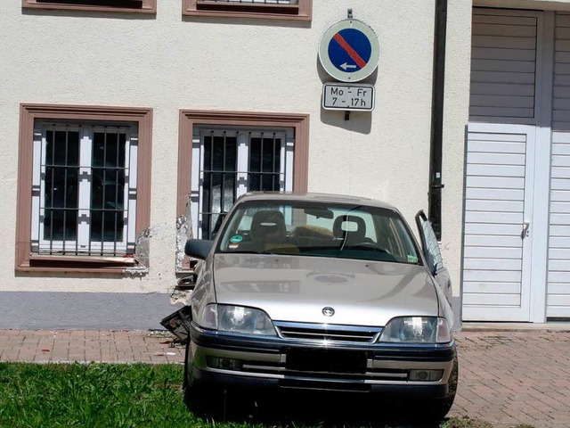 Mit Vollgas rammte der Fahrer dieses Wagens ein Haus in Zell.  | Foto: Polizei