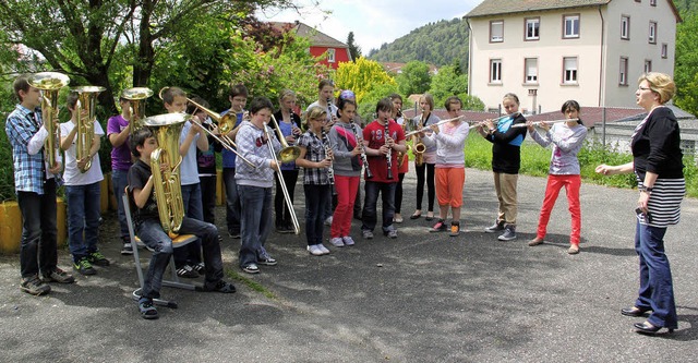 Die Fnftklssler der Friedrich-Ebert-...e Flum. Rechts: Christine Rutschmann.   | Foto: Monika Weber