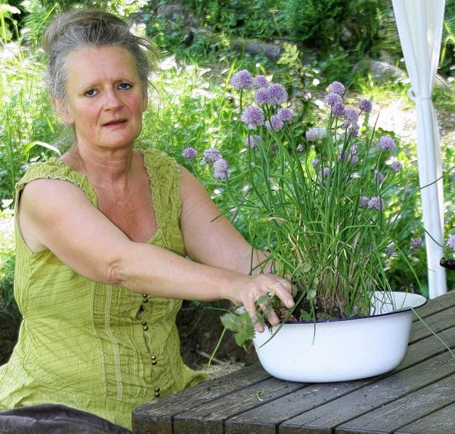 Gudrun Janoschka erntet  im &#8222;Werkelgarten&#8220; Schnittlauch.   | Foto: Andreas peikert