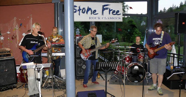Band &#8222;Stone Free&#8220; erfreute die Gste am Naturena Badesee.   | Foto: Burger