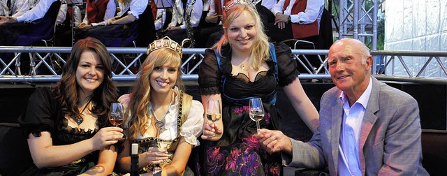 Lisa Mnnle (l.) bernahm die Krone de... dem Weinbau-Ehrenprsident Hurst an.   | Foto: Ullmann