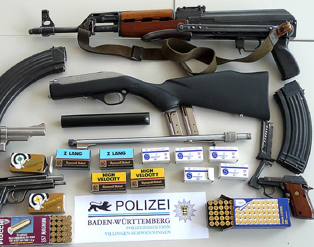 Eine kleine Auswahl der Waffen, die in.... Darunter ist auch eine  Kalaschnikow  | Foto: Polizei