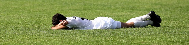 Narek Sermanoukian (SC Offenburg) liegt nach dem Spiel enttuscht am Boden.   | Foto: Alexandra Buss