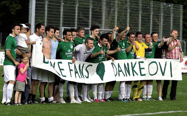 Im Gedenken an ihren verstorbenen Trai...Donaueschinger Spieler von ihren Fans.  | Foto: reinhardt