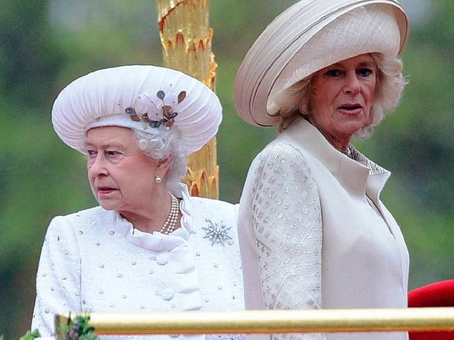 Queen Elizabeth II. und Camilla bei de...ord der &#39;Spirit of Chartwell&#39;.  | Foto: AFP