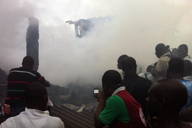 Flugzeug strzt in Wohngebiet - mehr als 150 Tote in Nigeria