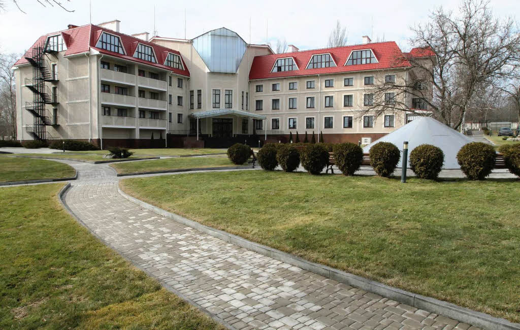 Nicht in einem Hotel, sondern in einem Trainingszentrum nchtigen die Franzosen. Das Kirsha Training Zentrum in der Nhe von  Donetsk mag viel bieten...