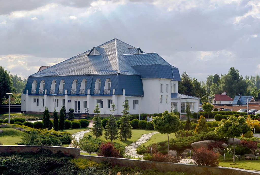 Platium Hotel in Kozyn wirkt wie eine Seniorenresidenz, wird aber derzeit von der schwedischen Nationalelf bewohnt.