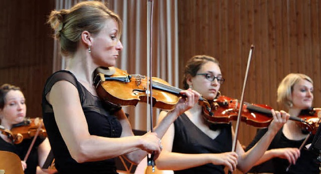 Konzertmeisterin Martina Wndrich spie...f der Violine und arbeitet als rztin.  | Foto: Dagmar Barber