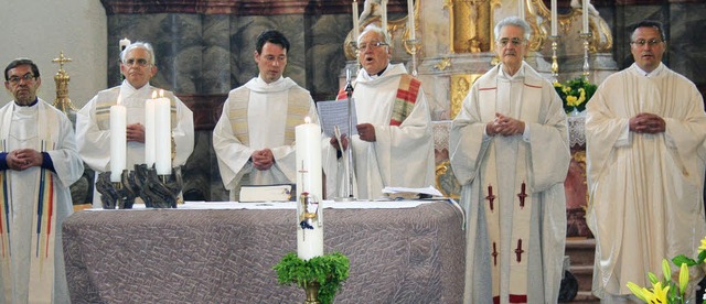 Mit acht Konzelebranten feierte Padre ...au sein 50-jhriges Priesterjubilum.   | Foto: Dieter Maurer
