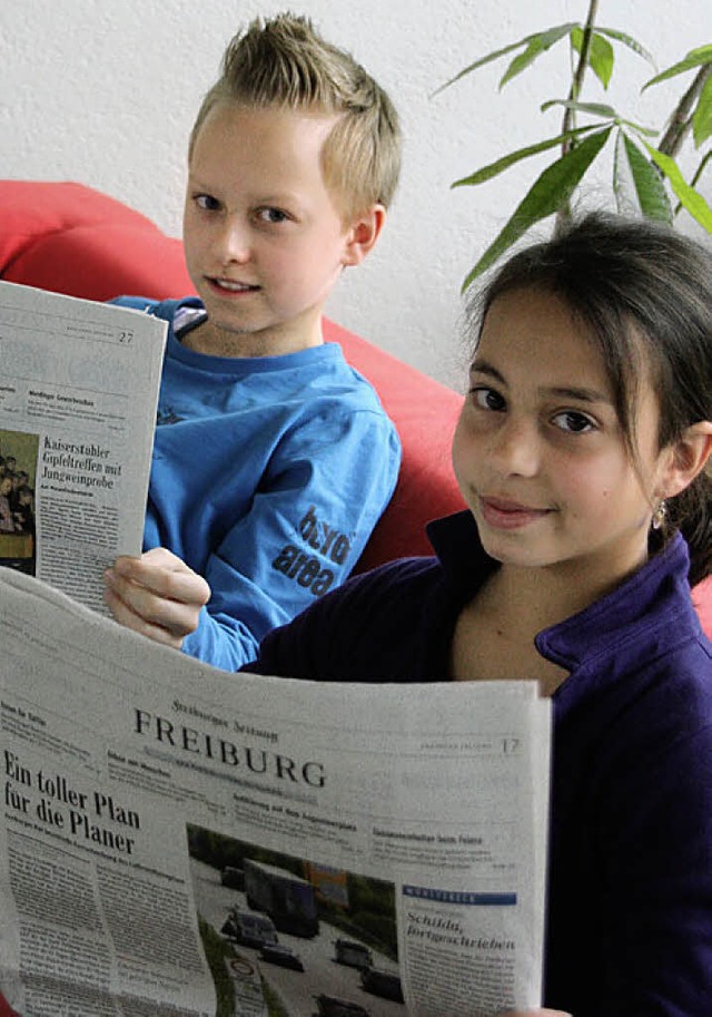 Alina Krause und Benjamin Wolf (von rechts) lesen die Badische Zeitung.  | Foto: Christine Aniol