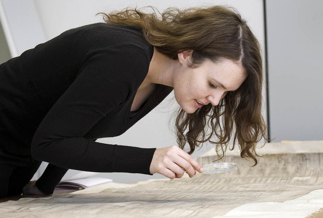 Anne-Christine Brehm forscht ber die ... Bauzeichnungen oft wichtige Hinweise.  | Foto: Karlsruhe Institute of Technology / KIT