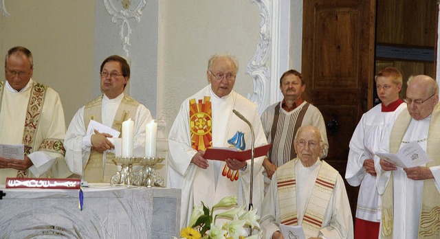 Diakon Herbert Kausch (links) Pfarrer ...jubilum von Wigbert Steinger (Mitte).  | Foto: Schimanski