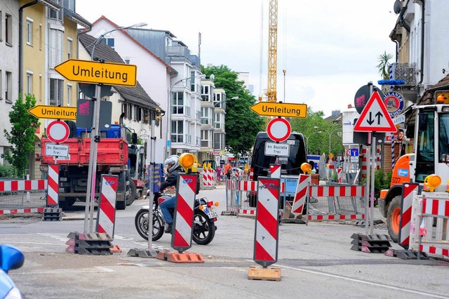 Eindeutig gesperrt und eindeutig umgel... der Stadtbahnbaustelle in Zhringen.   | Foto: Thomas Kunz