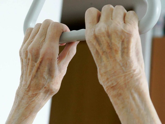 Pflegebedrftigkeit im Alter trifft immer mehr Menschen.  | Foto: dapd