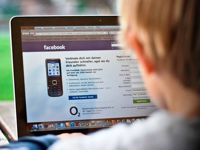 Die groe weite Welt von Facebook zieh... offiziell noch nicht anmelden drfen.  | Foto: dpa