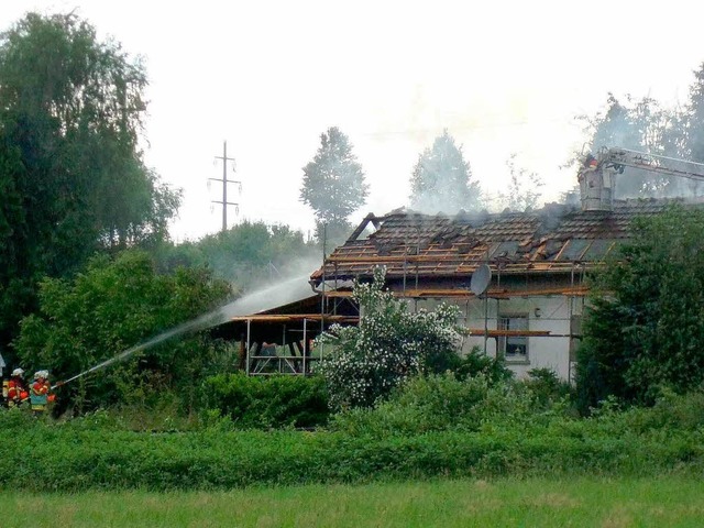 Zur Hlfte niedergebrannt ist das ehemalige  Bahnwrterhaus in Luttingen. 
