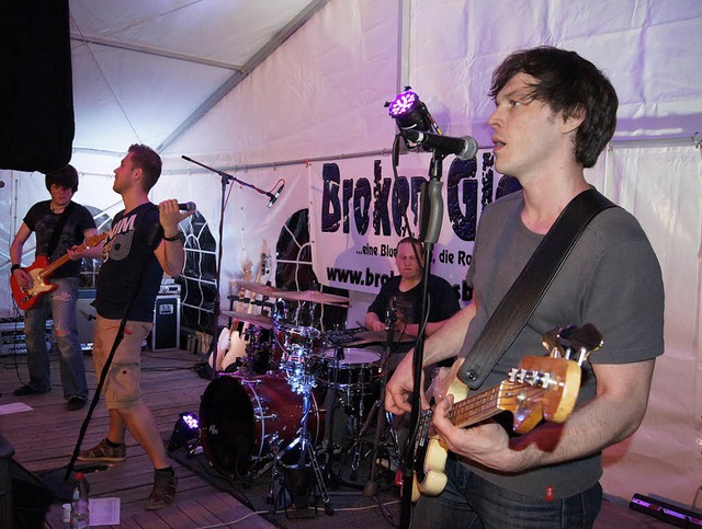 Links die Rockband Broken Glass, recht...lausplatz: Der Rocksommer kam gut an.   | Foto: Fotos: Roland Gutjahr