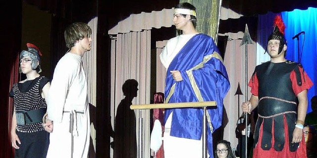 Adonia-Musical in Elzach: &#8222;Ja, i...gt Jesus Christus zu Pontius Pilatus.   | Foto: Eberhard Weiss