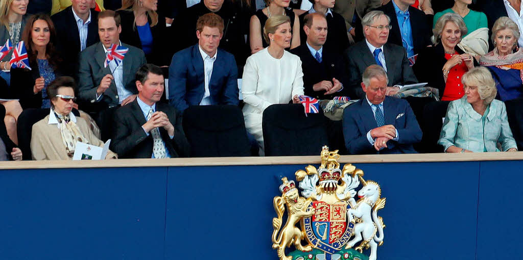 Die Queen hatte sich mit ihrer Familie am Montagabend in einer kniglichen Loge versammelt, um die Show vor ihrem Buckingham-Palast zu verfolgen.