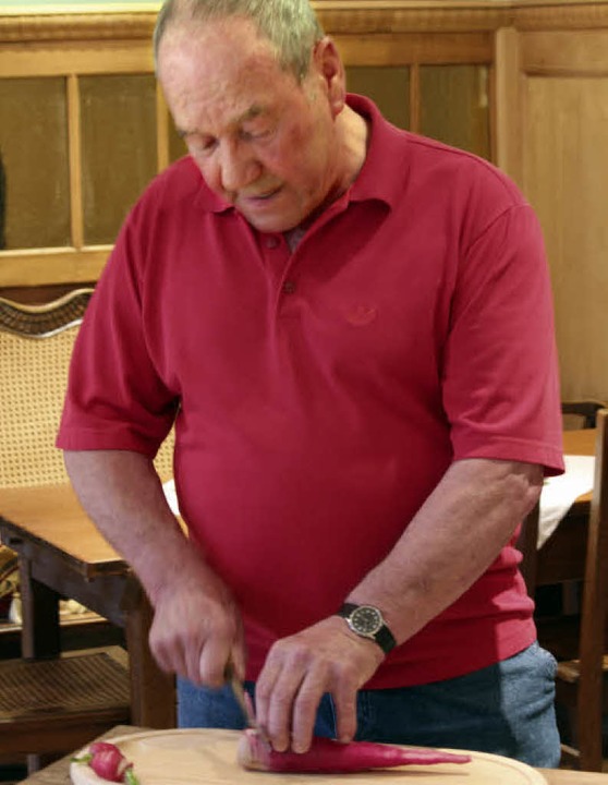 Rolf Imm schneidet den Rettich so geko...ein Koch in einem Feinschmeckerlokal.   | Foto: Otmar Faller