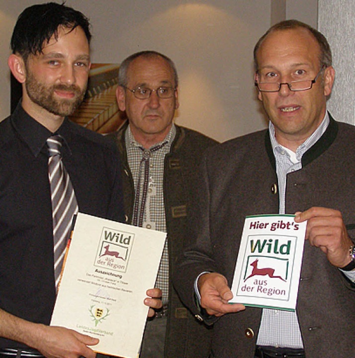 Hotelier Christian Franz (links)   erh...ng &#8222;Wild aus der Region&#8220;.   | Foto: Liane Schilling