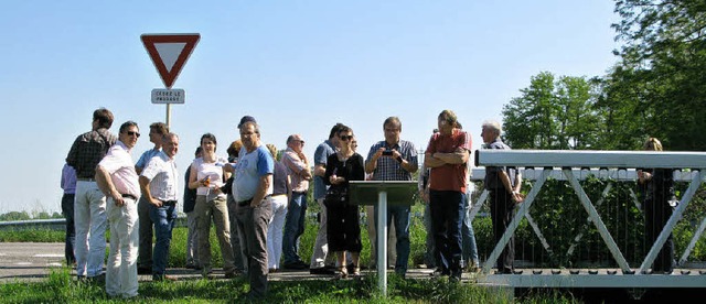 Vor Ort informierten sich die Teilnehm...eiden Seiten des sdlichen Oberrheins.  | Foto: Dorothee Philipp